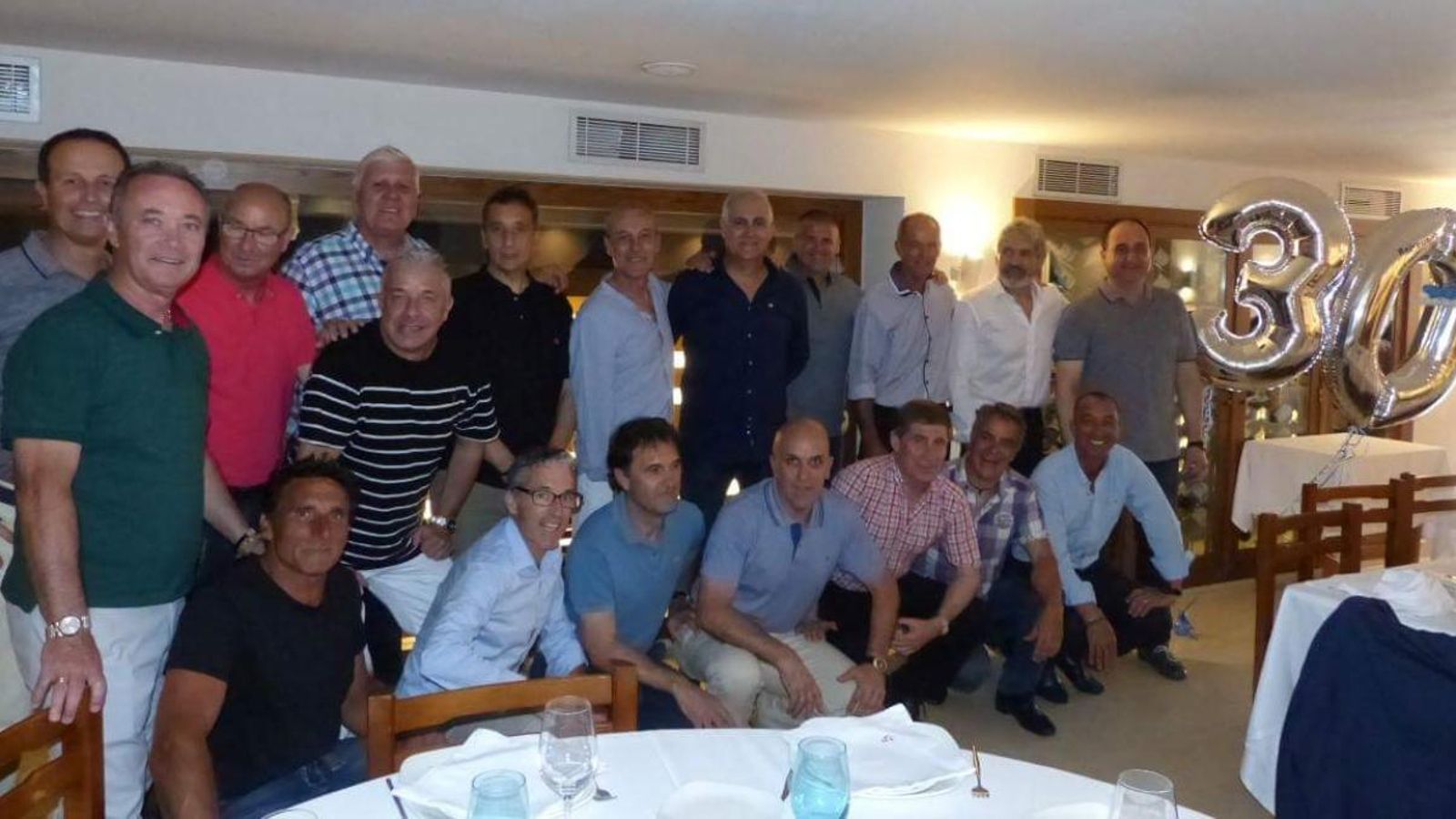 JIM, a l'esquerra, amb els seus companys.