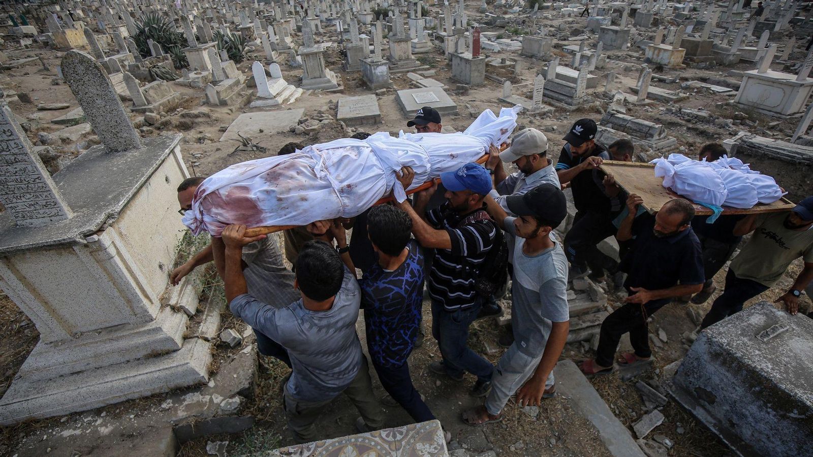 Un grup de palestins porten els cadàvers de familiars morts en un atac israelià a la Ciutat de Gaza (Palestina)