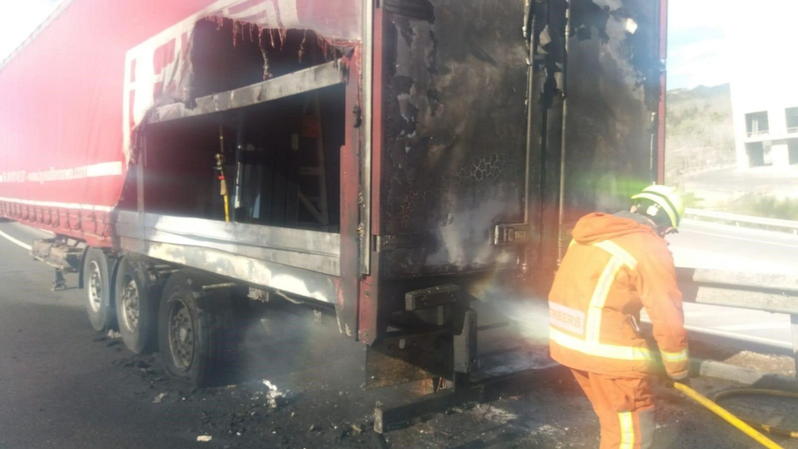 Estat en què ha quedat el camió accidentat a Buñol