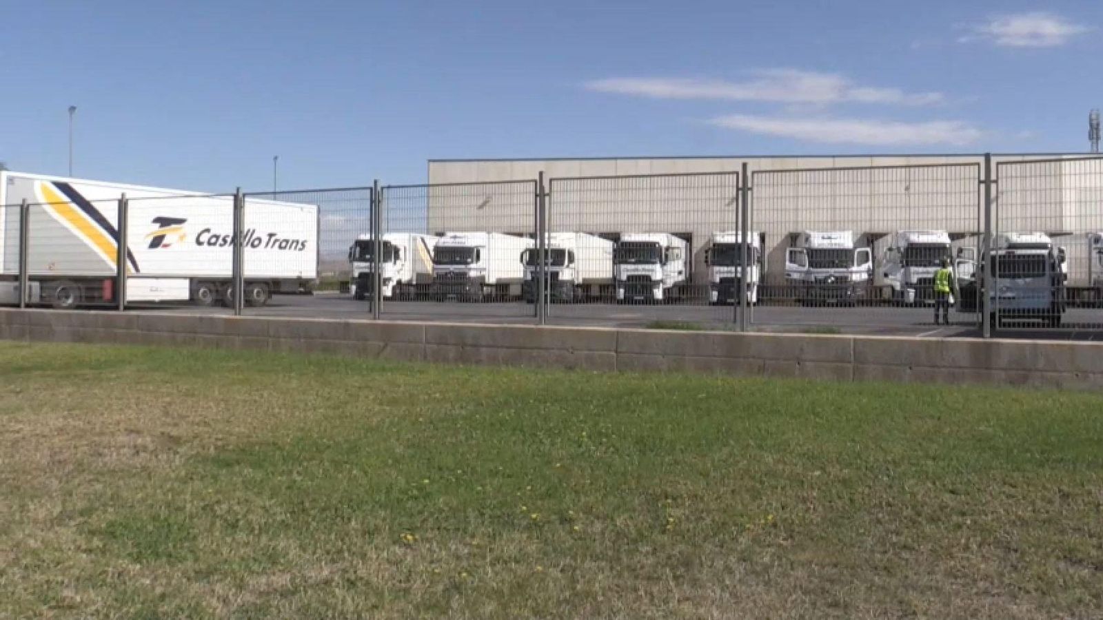 Aparcament de l'empresa de Benejússer on treballava el camioner a qui va matar l'impacte de la tapa de clavegueram dissabte