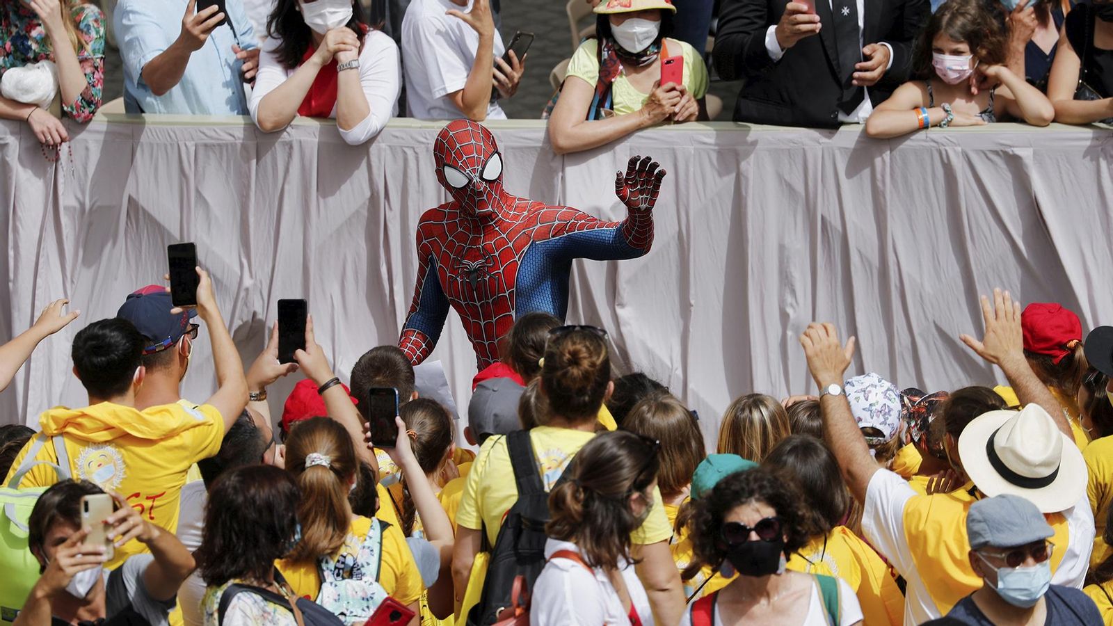 Fidels assitents a l'audiència del Papa al Vaticà saluden Spiderman
