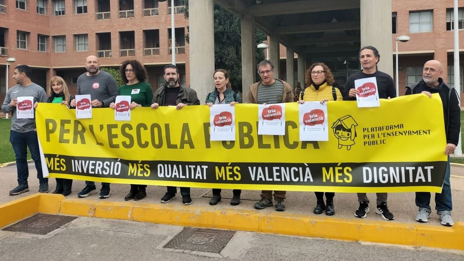La Plataforma per l'Escola Pública protesta a les portes de la Conselleria d'Educació