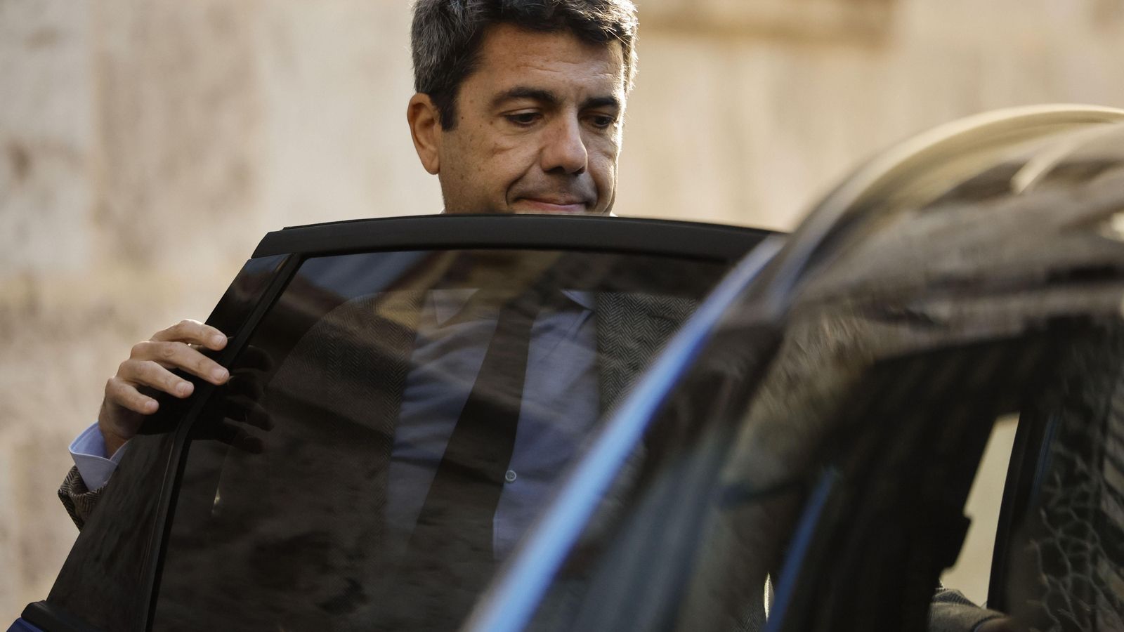 El president de la Generalitat, Carlos Mazón, a la seua eixida del Palau de la Generalitat