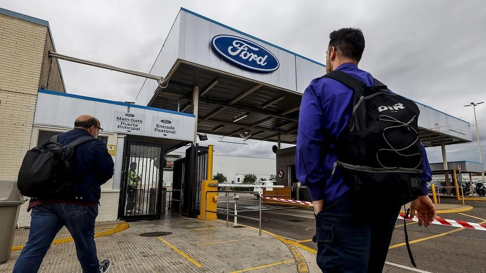 Diversos treballadors accedeixen a la factoria de Ford Almussafes, en una imatge d'arxiu