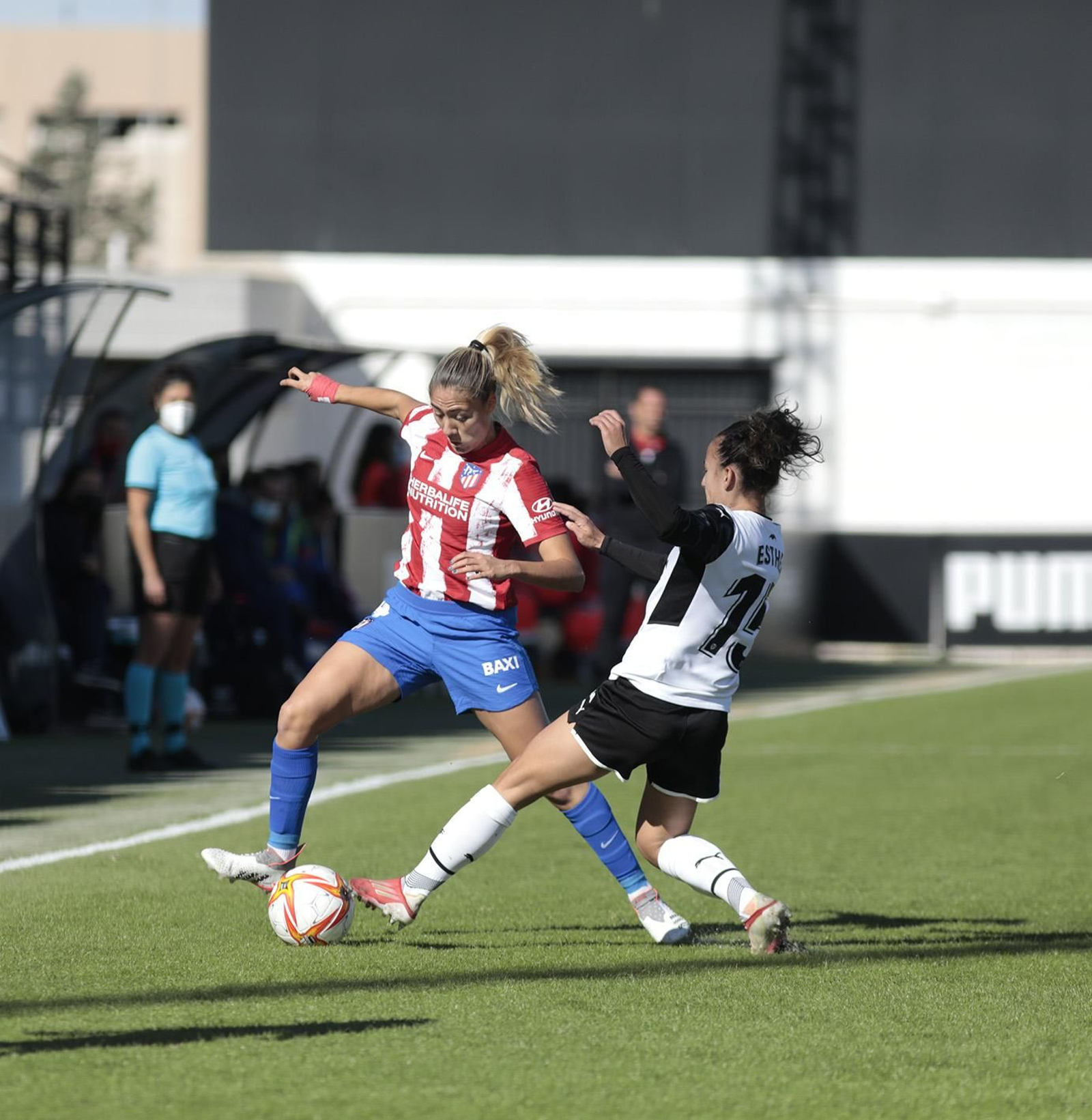 La valencianista Esther tracta de furtar-li el baló a una jugadora rival