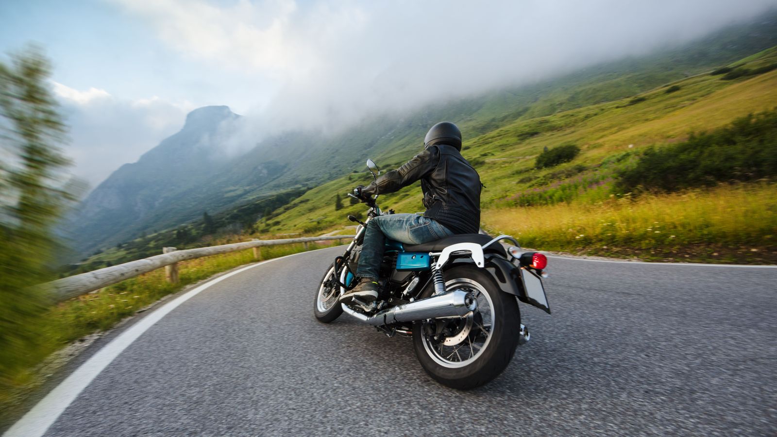 Imatge d'arxiu d'un home conduint una moto