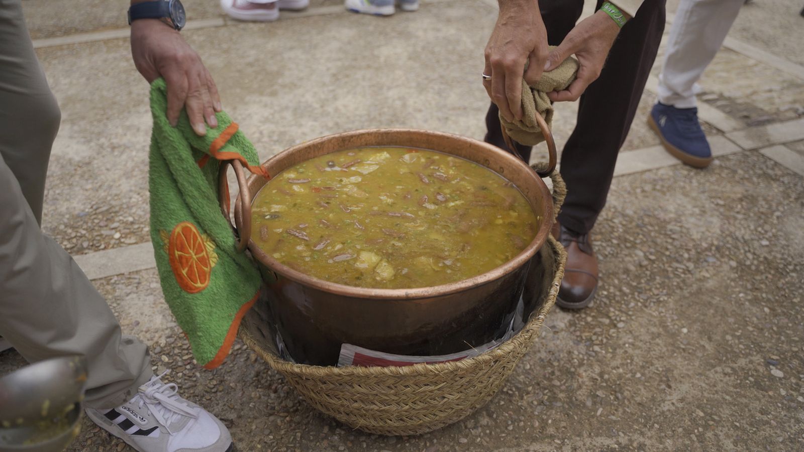 A Sant Jordi del Maestrat s'ajunta tot el poble en els tradicionals calderos