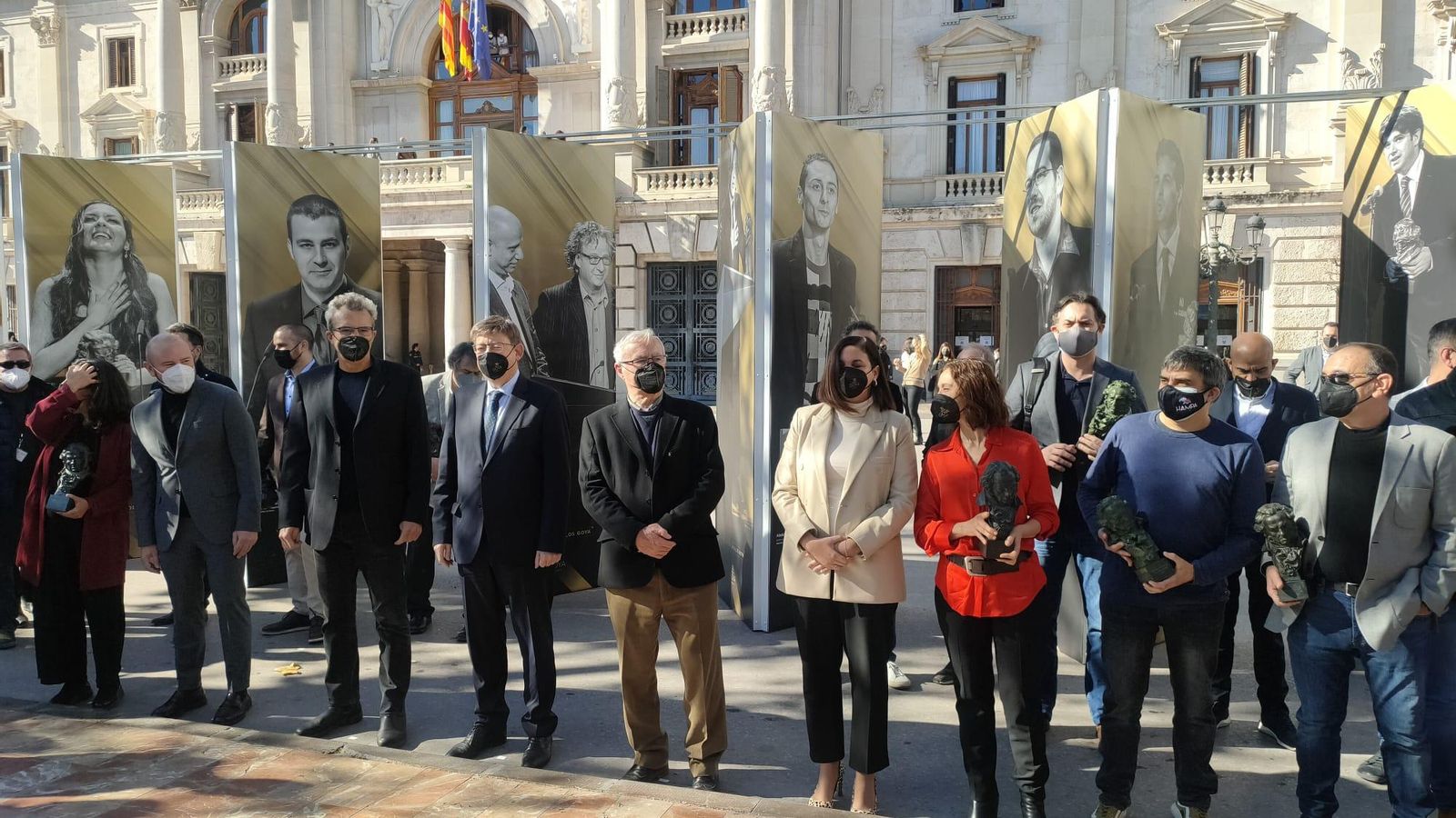 Autoritats i representants de l'Acadèmia del cine davant dels panells de l'exposició que ja es pot visitar en la plaça de l'Ajuntament de València