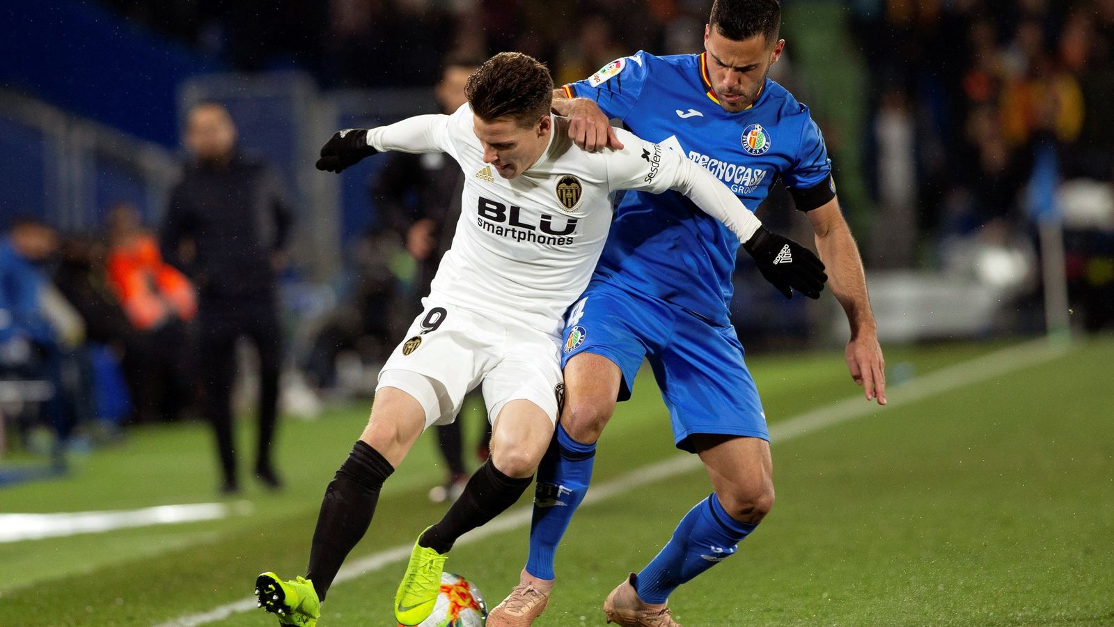 Gameiro intenta progressar davant Bruno