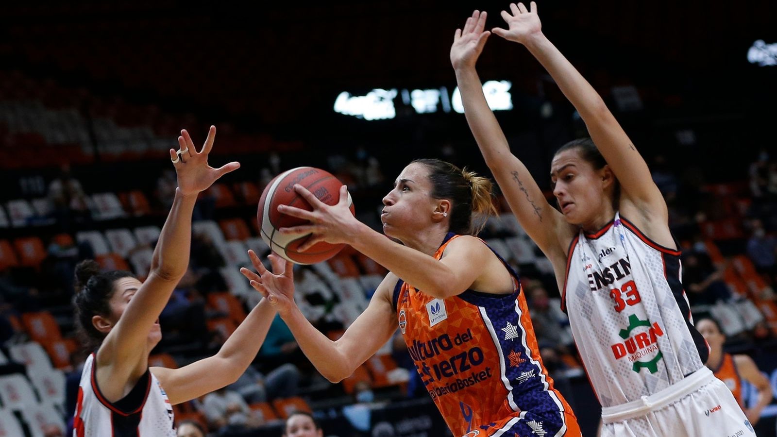 Queralt Casas en una acció ofensiva de les taronja