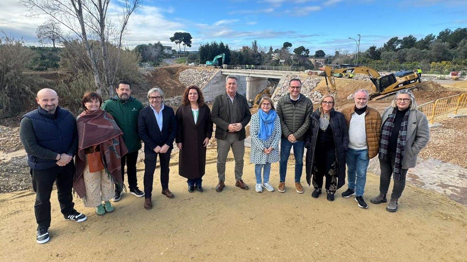 El conseller Vicente Martínez Mus i altres autoristats durant la prova de càrrega del pont este dimarts