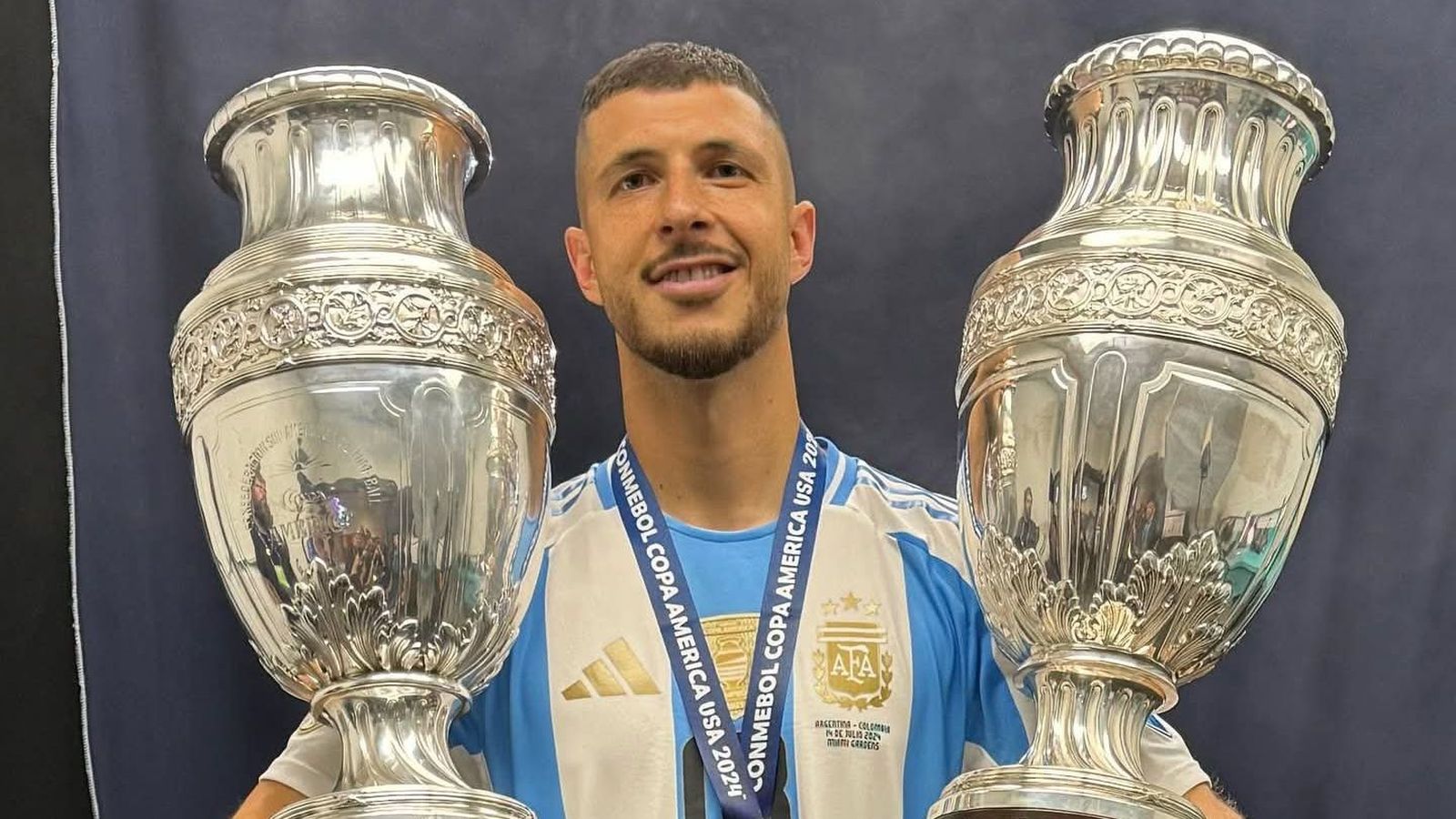 Guido Rodríguez amb les dos Copes d'Amèrica guanyades