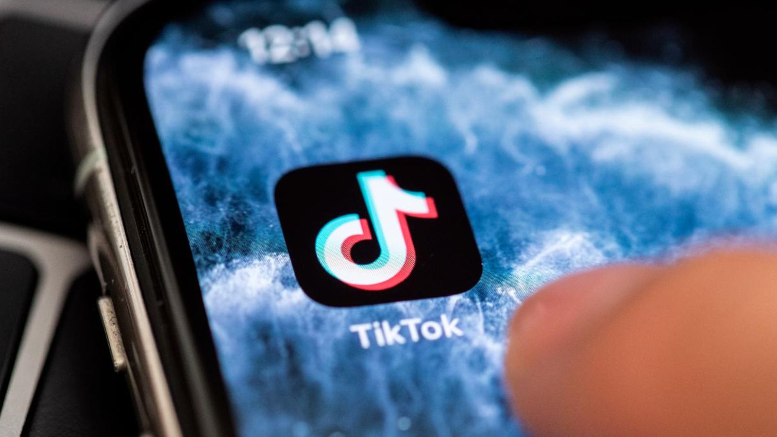 Telèfon mòbil amb l'aplicació TikTok
