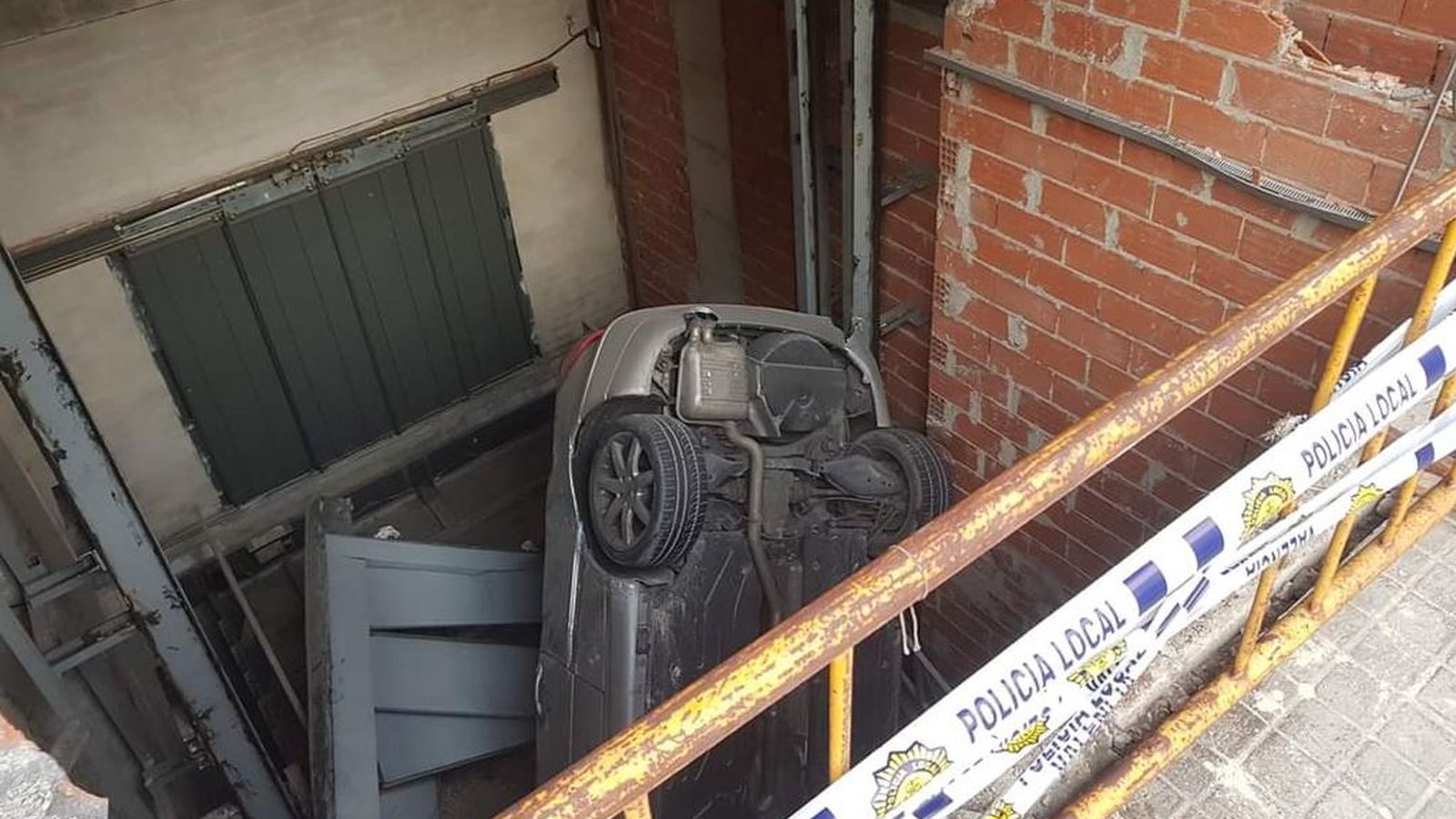 Vehicle sinistrat en el buit de l'ascensot per a cotxes