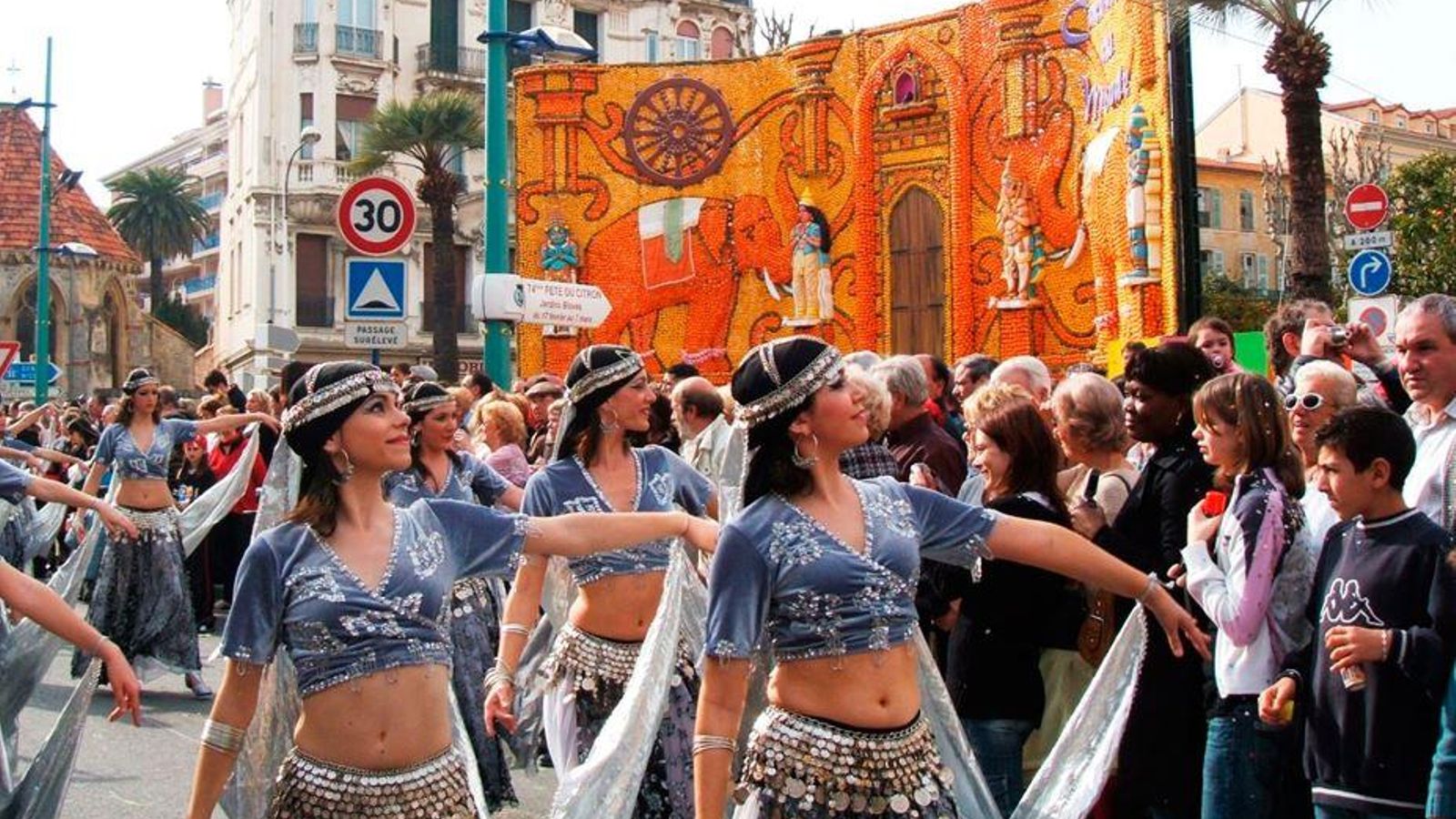 Els ballarins i ballarines dels Moros i Cristians d'Ontinyent en les festes de Menton, a França