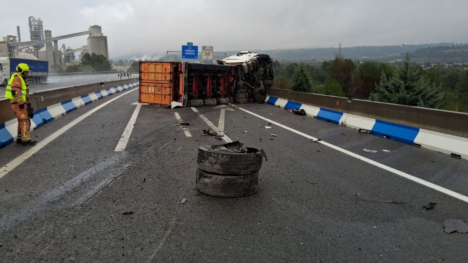 El camió ha bolcat a l'entrada d'una curva, a l'altura de Bunyol
