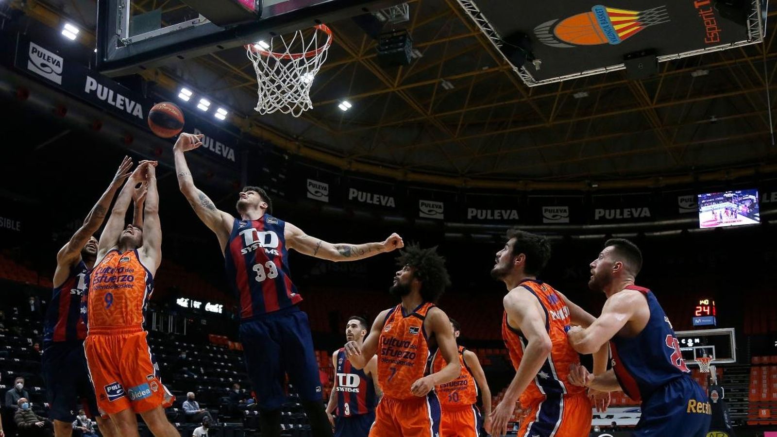 Sam Van Rossom lluita pel rebot contra dos jugadors del Baskonia