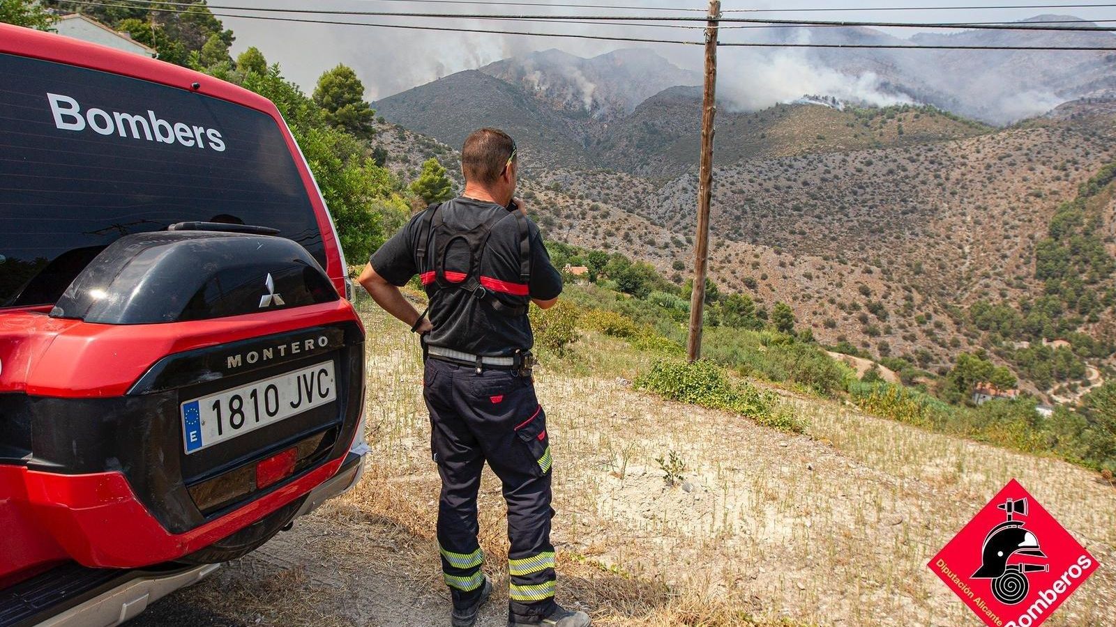 Un bomber de la Diputació D'Alacant contempla l'evolució del foc de la Vall d'Ebo en una imatge d'arxiu