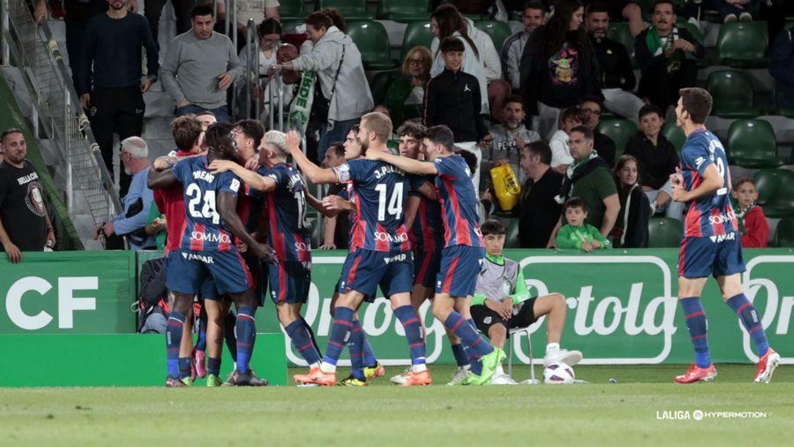 Els jugadors de l'Osca celebren un dels gols