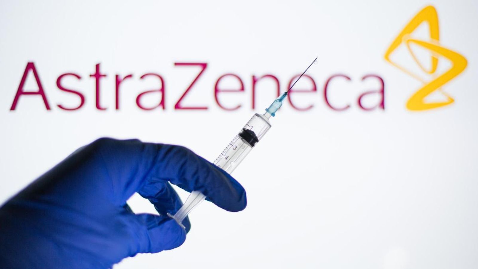 La falta d'evidències científiques relacionades amb les persones majors fan que els responsables de Sanitat dubten a administrar la vacuna d’AstraZeneca La falta d'evidències científiques relacionades amb les persones majors fan que els responsables de Sanitat dubten a administrar la vacuna d’AstraZeneca