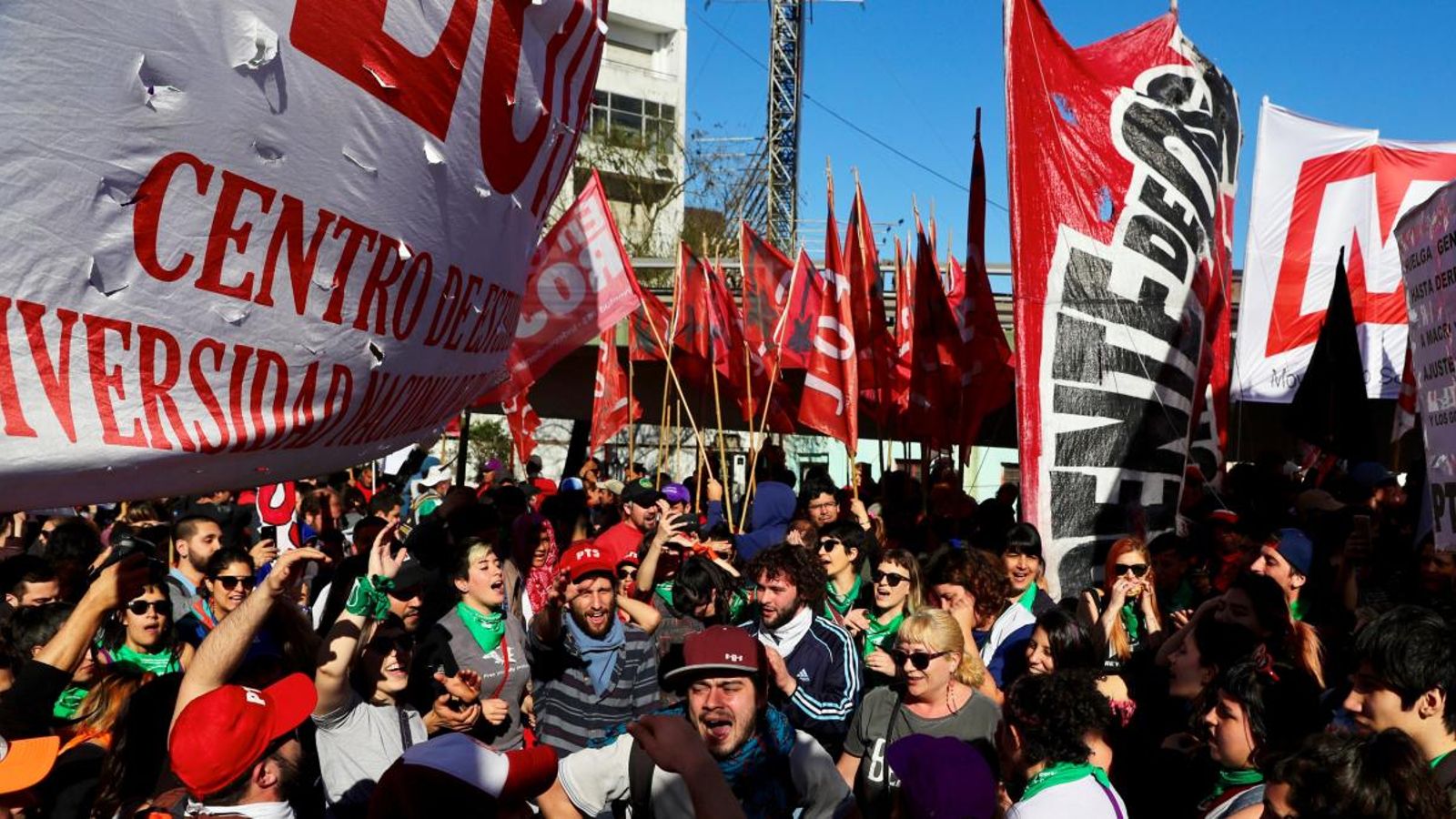 Diverses persones es manifesten a Buenos Aires durant la jornada de vaga general Diverses persones es manifesten a Buenos Aires durant la jornada de vaga general