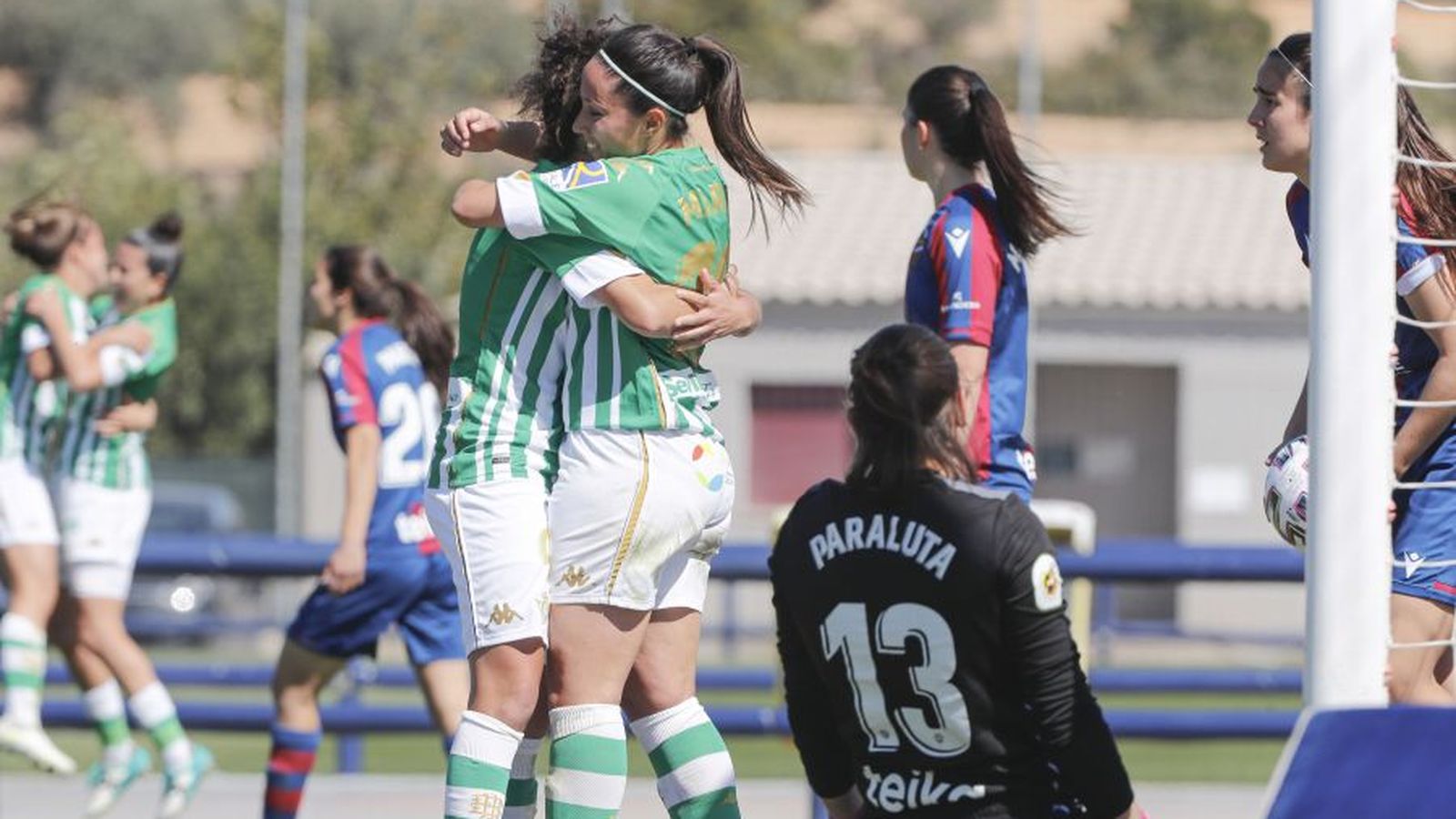 Andreea Paraluta es lamenta després del gol del Betis