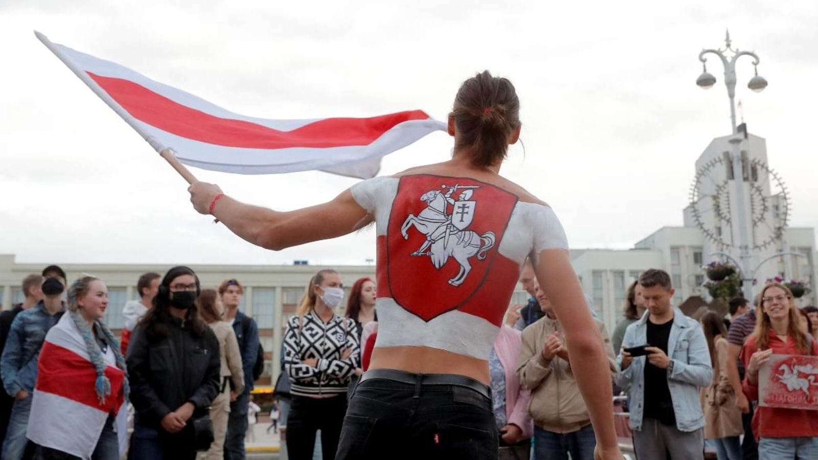 Un manifestant oneja la bandera blanca i roja de l'oposició bielorussa