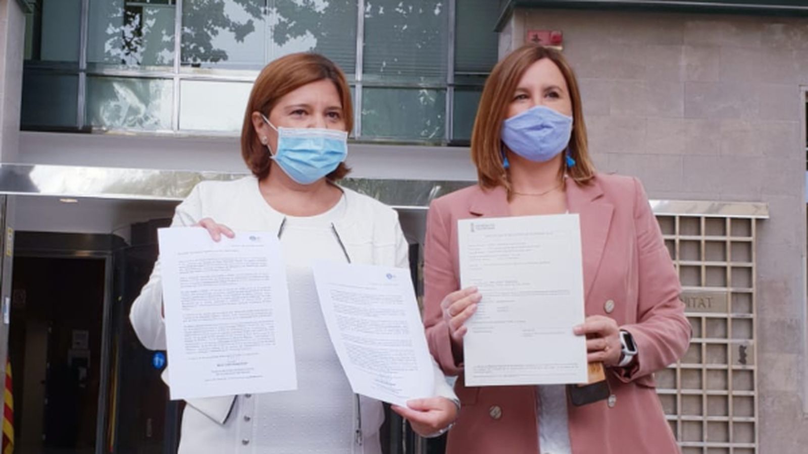 Bonig i Català, a les portes de la Conselleria de Sanitat Universal