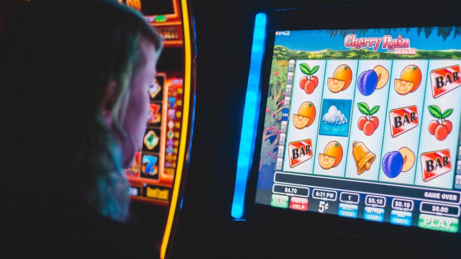 Jove jugant a una màquina escurabutxaques