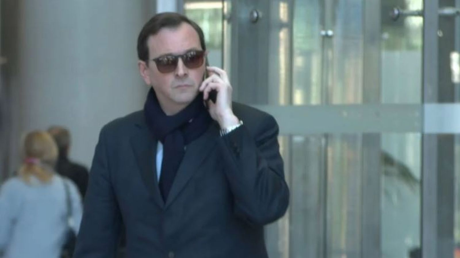 Jesús Gordillo parla per telèfon a l'eixida de la Ciutat de la Justícia. el 2024