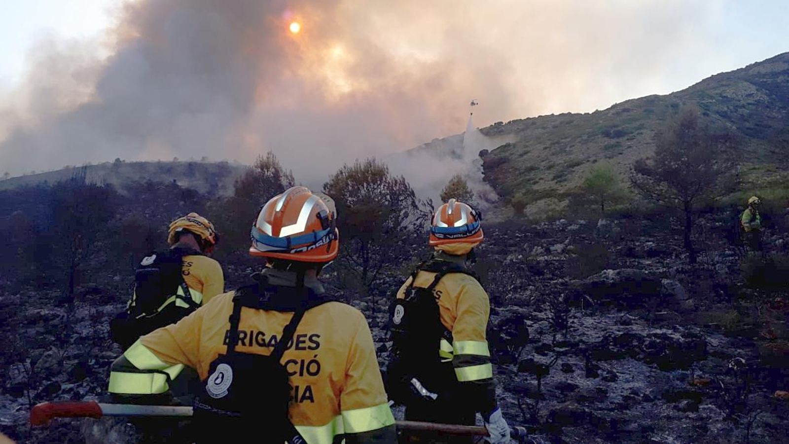 Brigades forestals treballen al perímetre de l'incendi forestal de la Vall de Gallinera