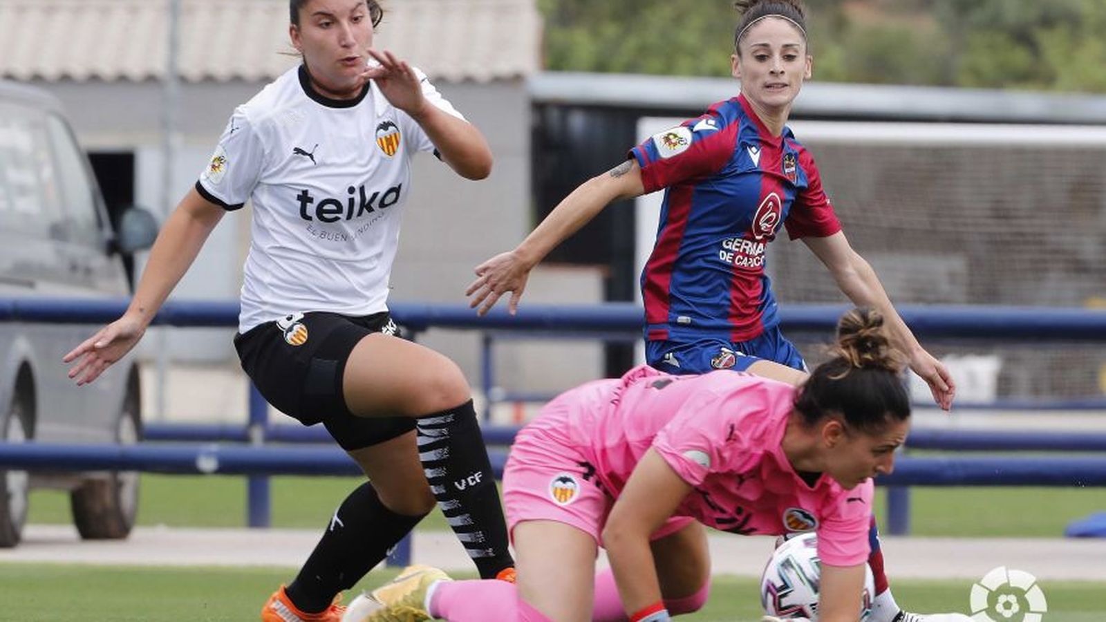 Cunedo i Esther es disputen una pilota