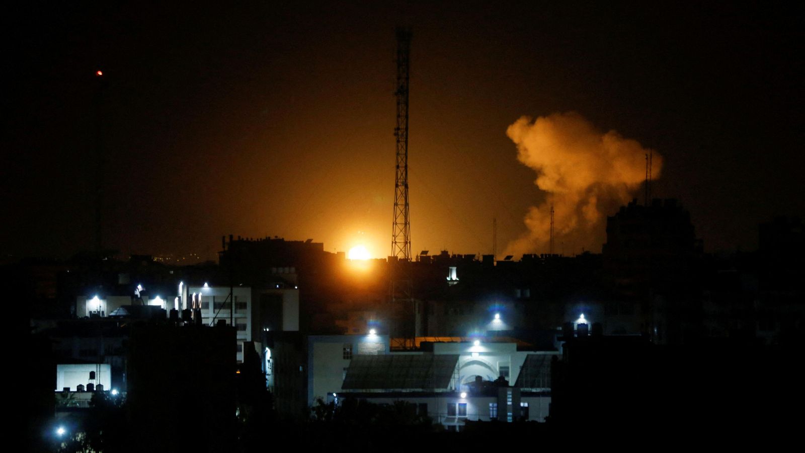 Fum i flames durant els bombardejos d'Israel a Gaza, aquesta matinada