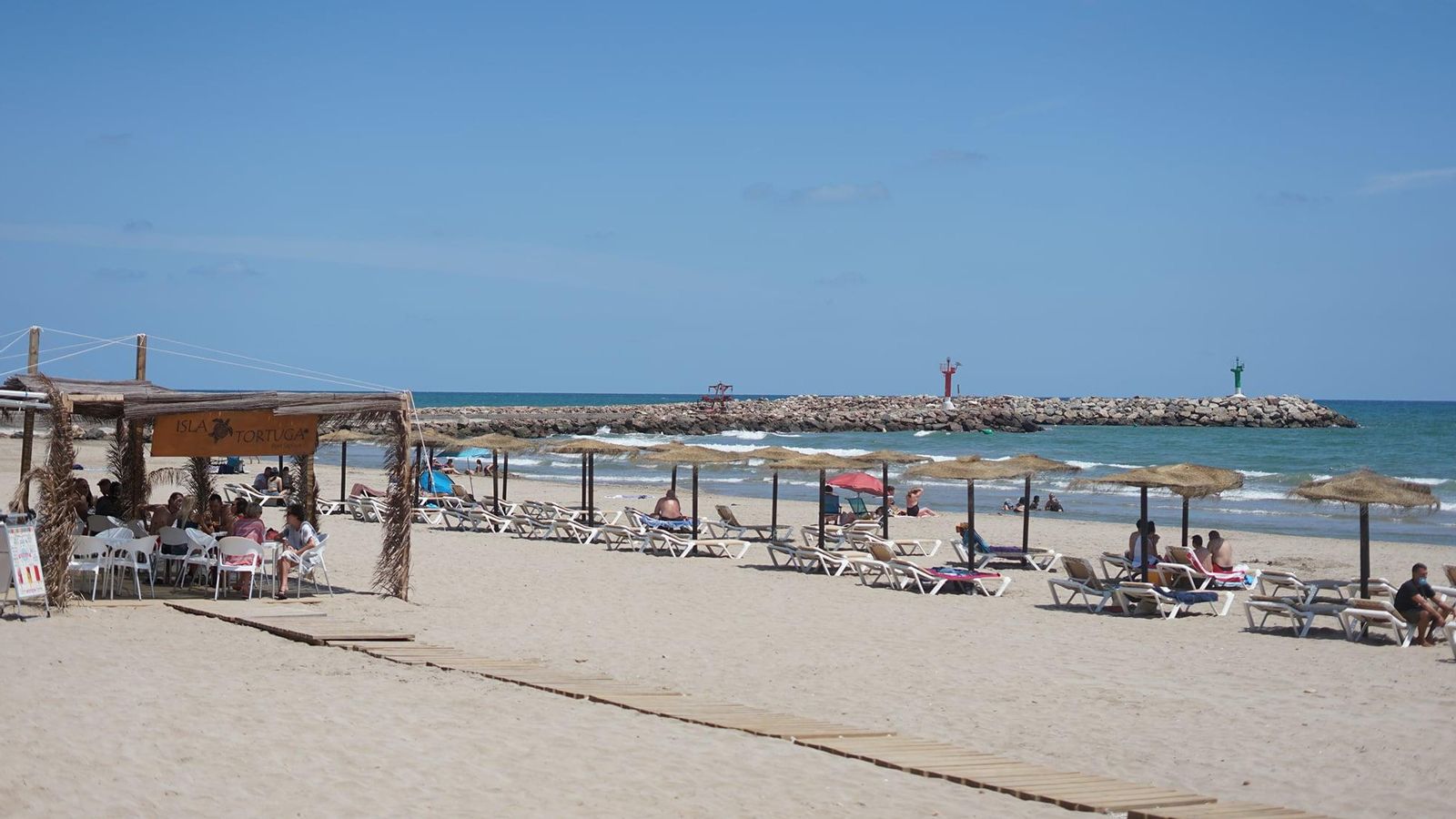 Vista de la platja de la Patacona d'Alboraia, un dels municipis que més ha abaixat la taxa d'incidència en les últimes setmanes