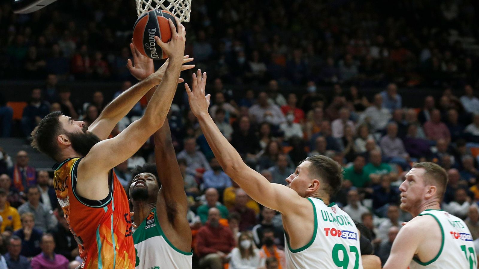 Dos jugadors lituans tracten de taponar Bojan Dubljević