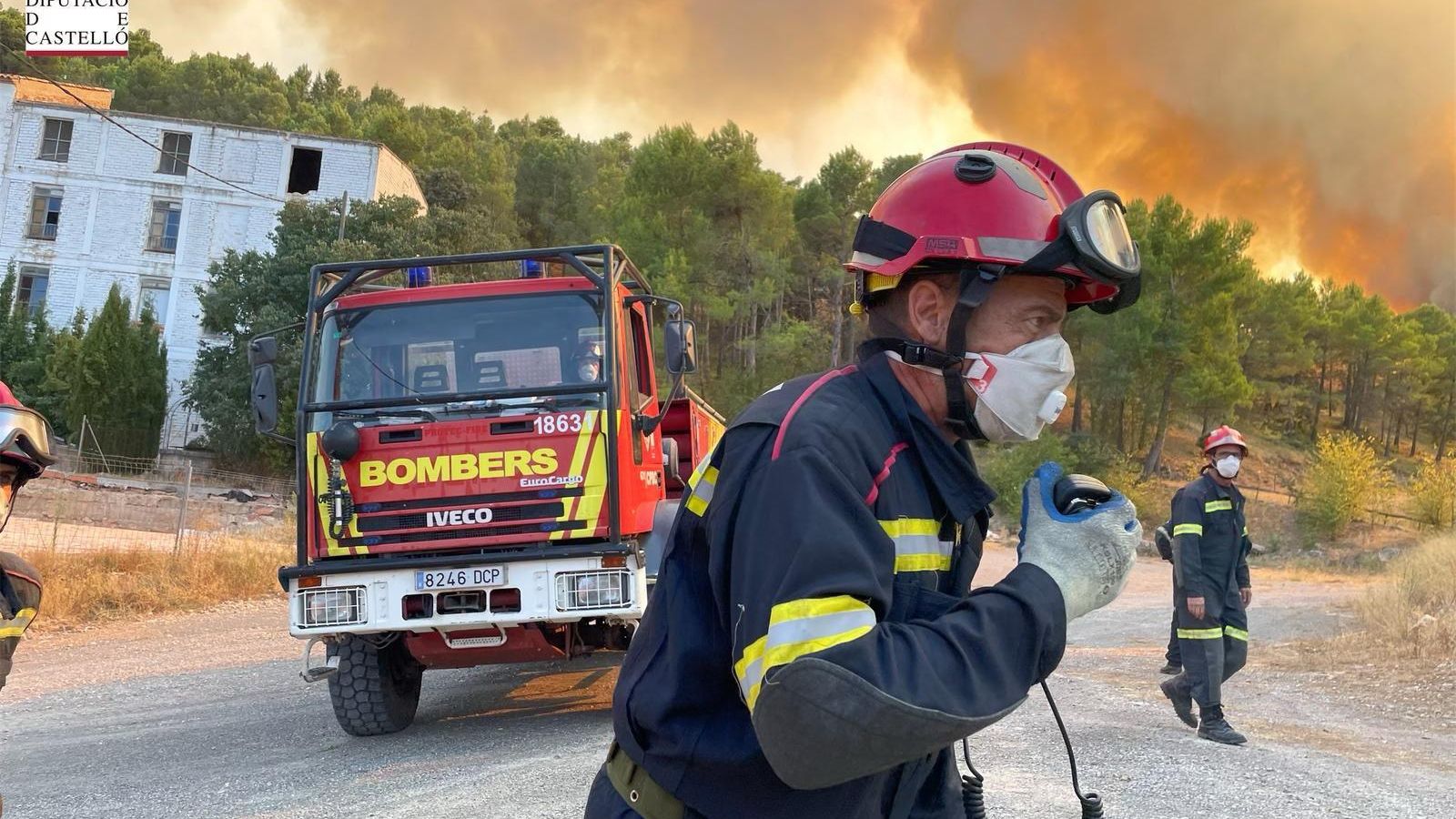 Els bombers de Castelló treballen sobre el terreny de l'incendi declarat a Begís