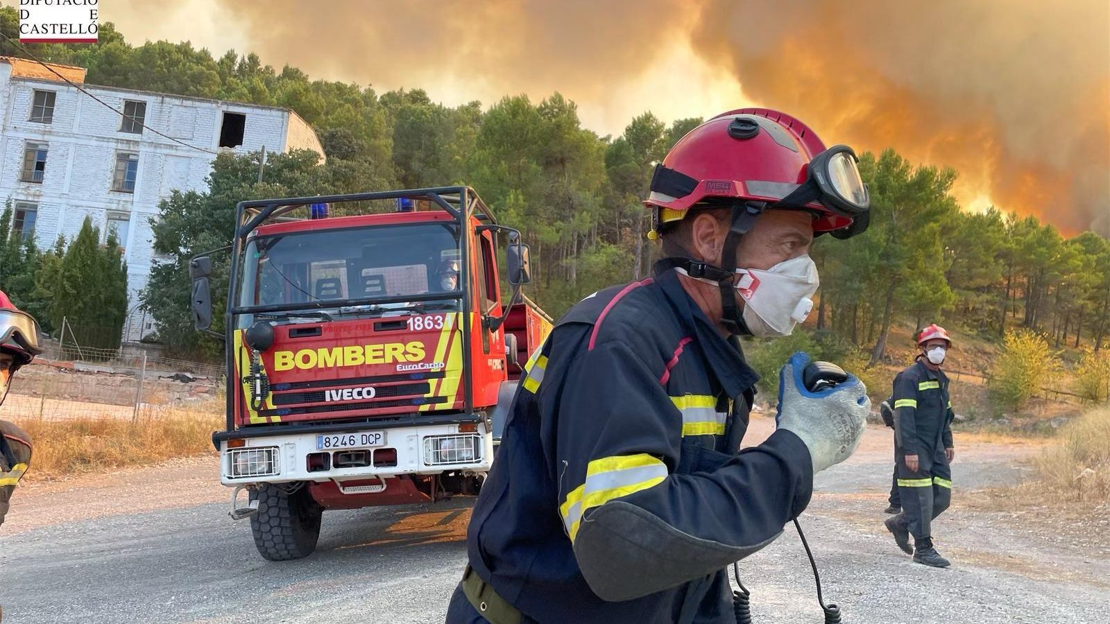 Els bombers de Castelló treballen sobre el terreny de l'incendi declarat a Begís