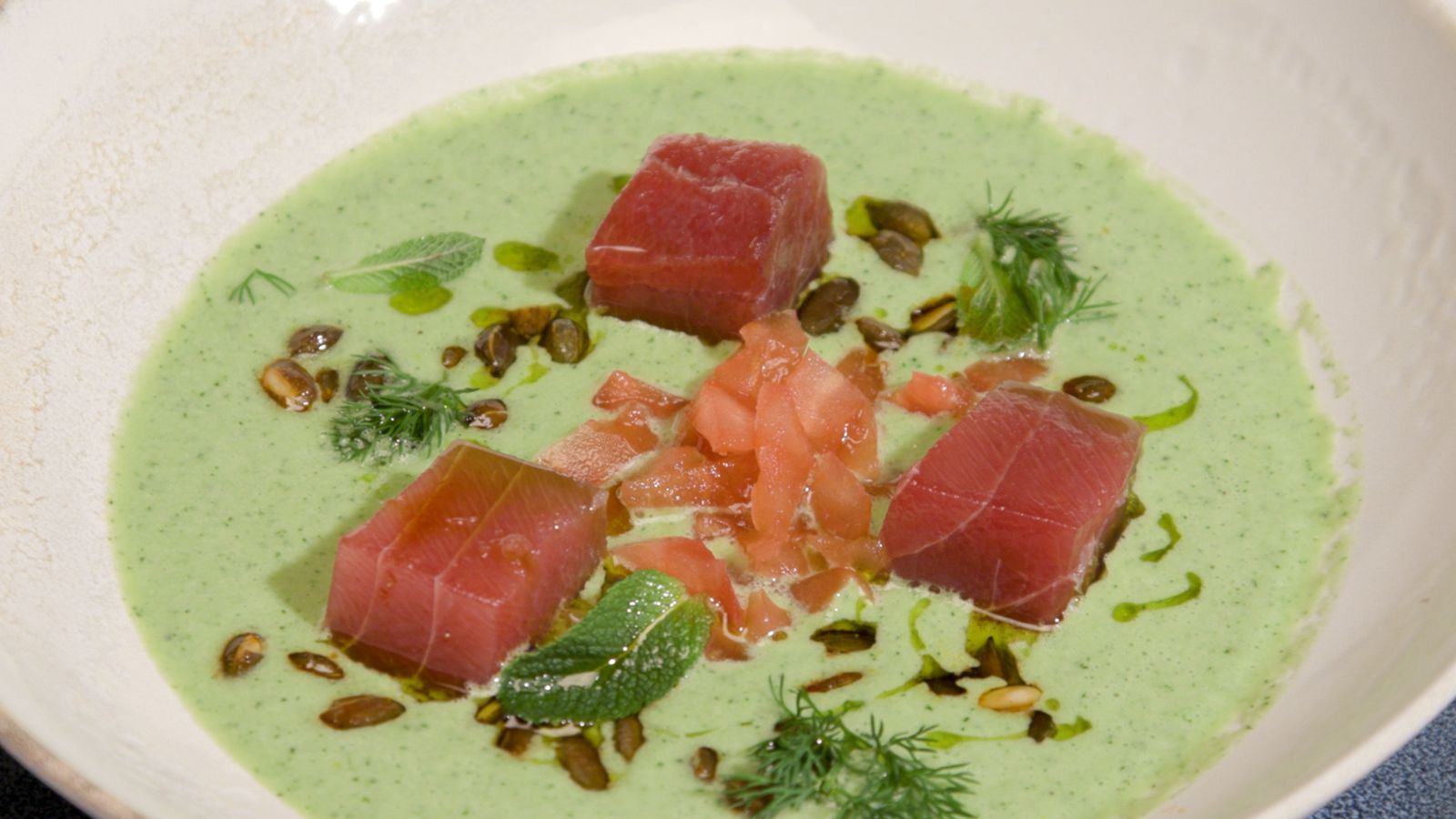 Sopa freda de cogombre amb tonyina