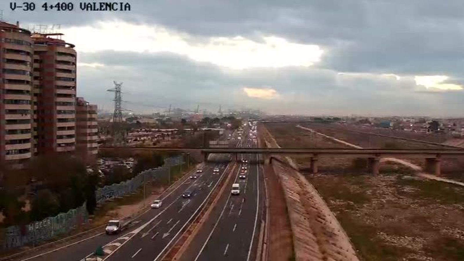 Aspecte que presentava la V-30, en sentit cap a l'A-7, vora les huit del matí d'este dijous
