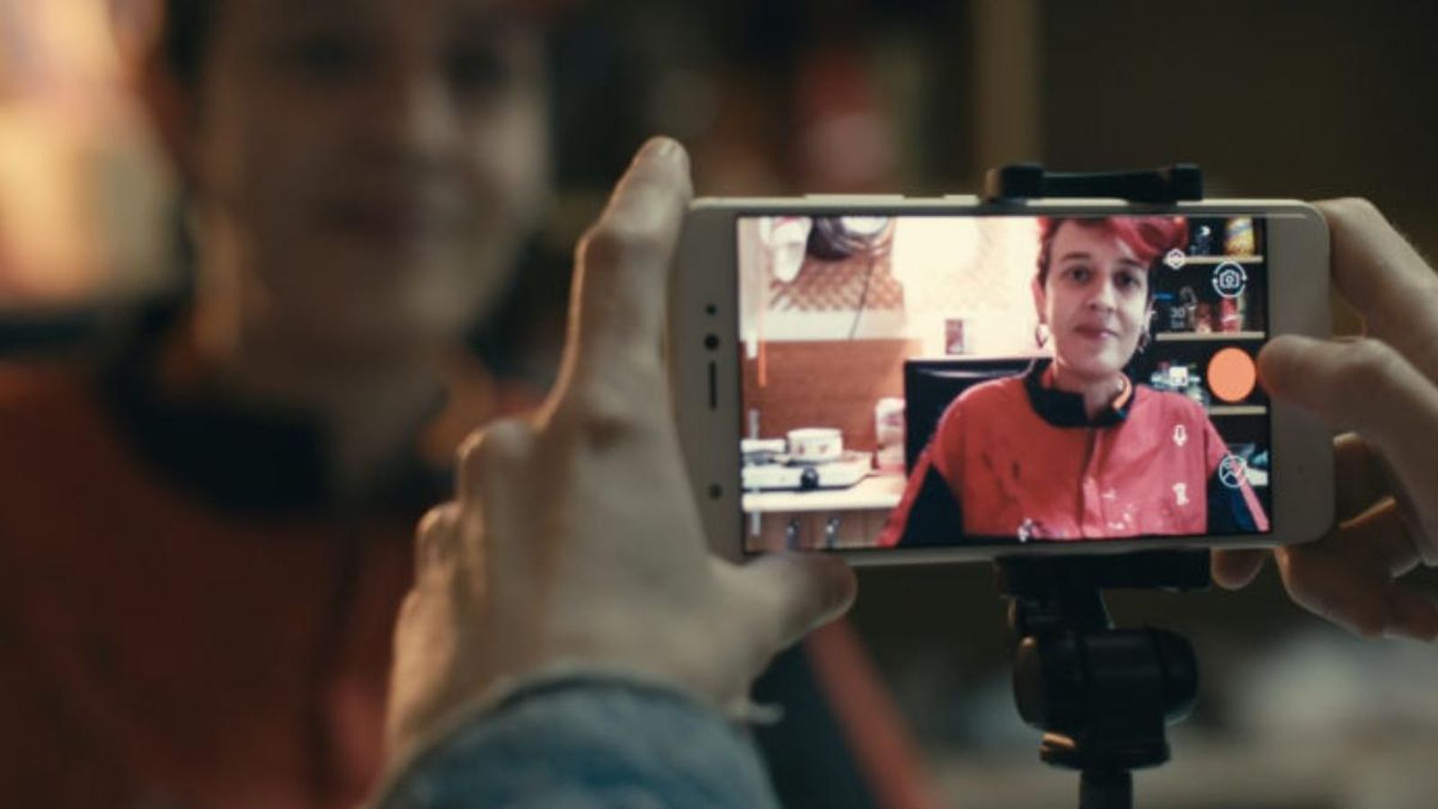 Fotograma de la pel·lícula Esclats de llum, dirigida per Nacho Ruipérez