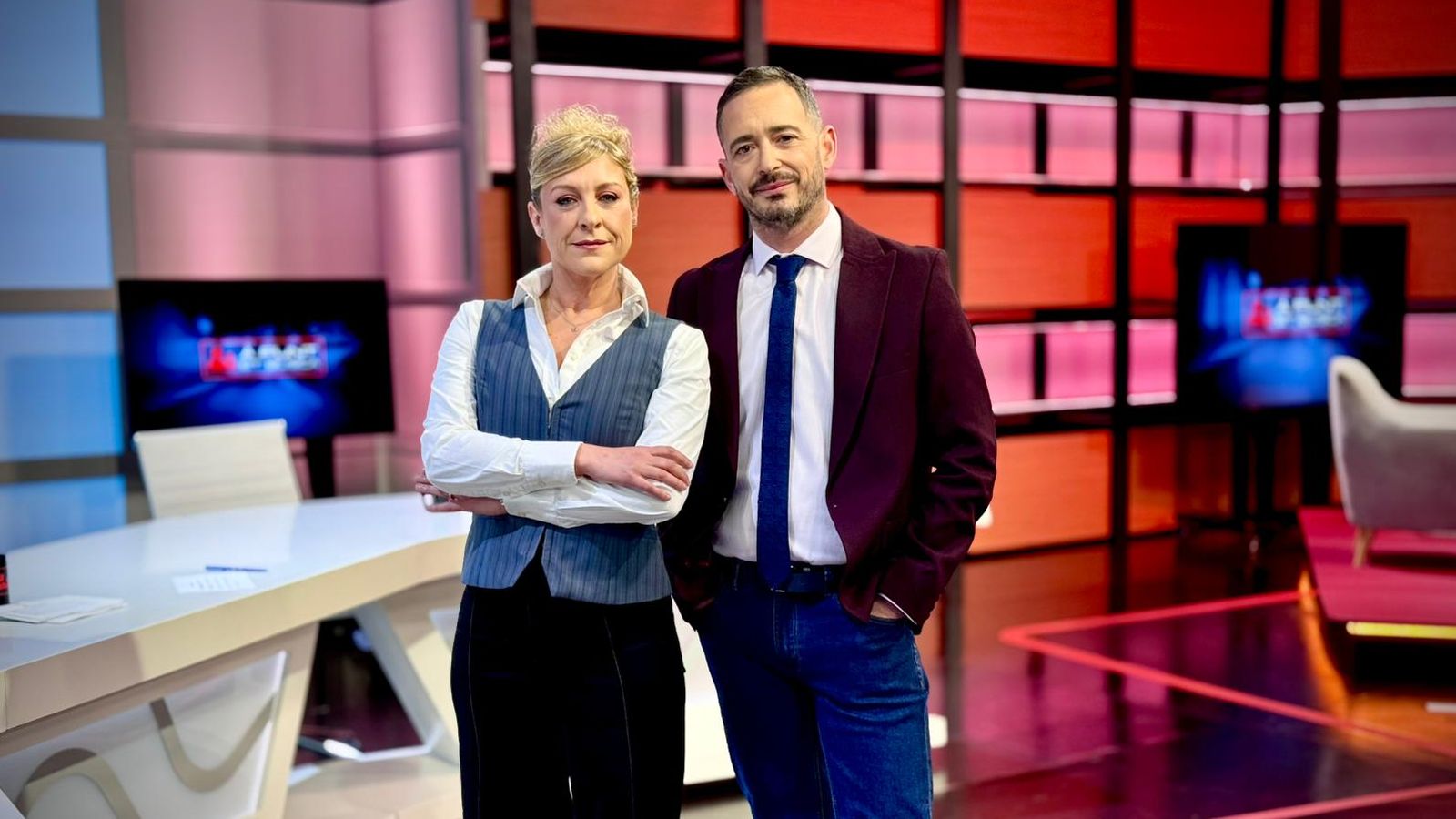 Mireia Llinares i Juan Nieto, presentadors del programa sobre desapareguts referència a la Comunitat Valenciana: 'À Punt et busca'