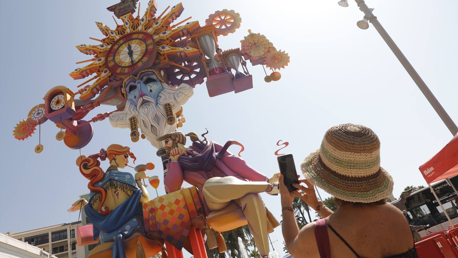 Una dona fotografia una dels monuments de les Fogueres de 2025