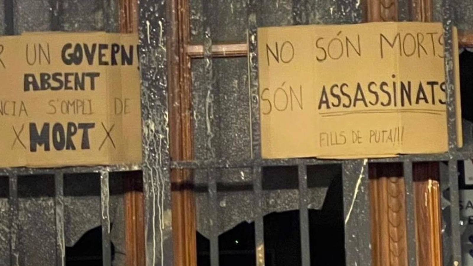 Vidres trencats i pancartes contra la gestió de la DANA a l'Ajuntament de València