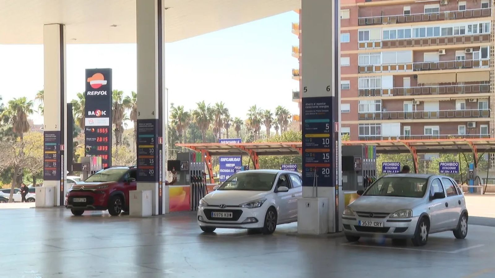 Conductors omplin el depòsit en una gasolinera