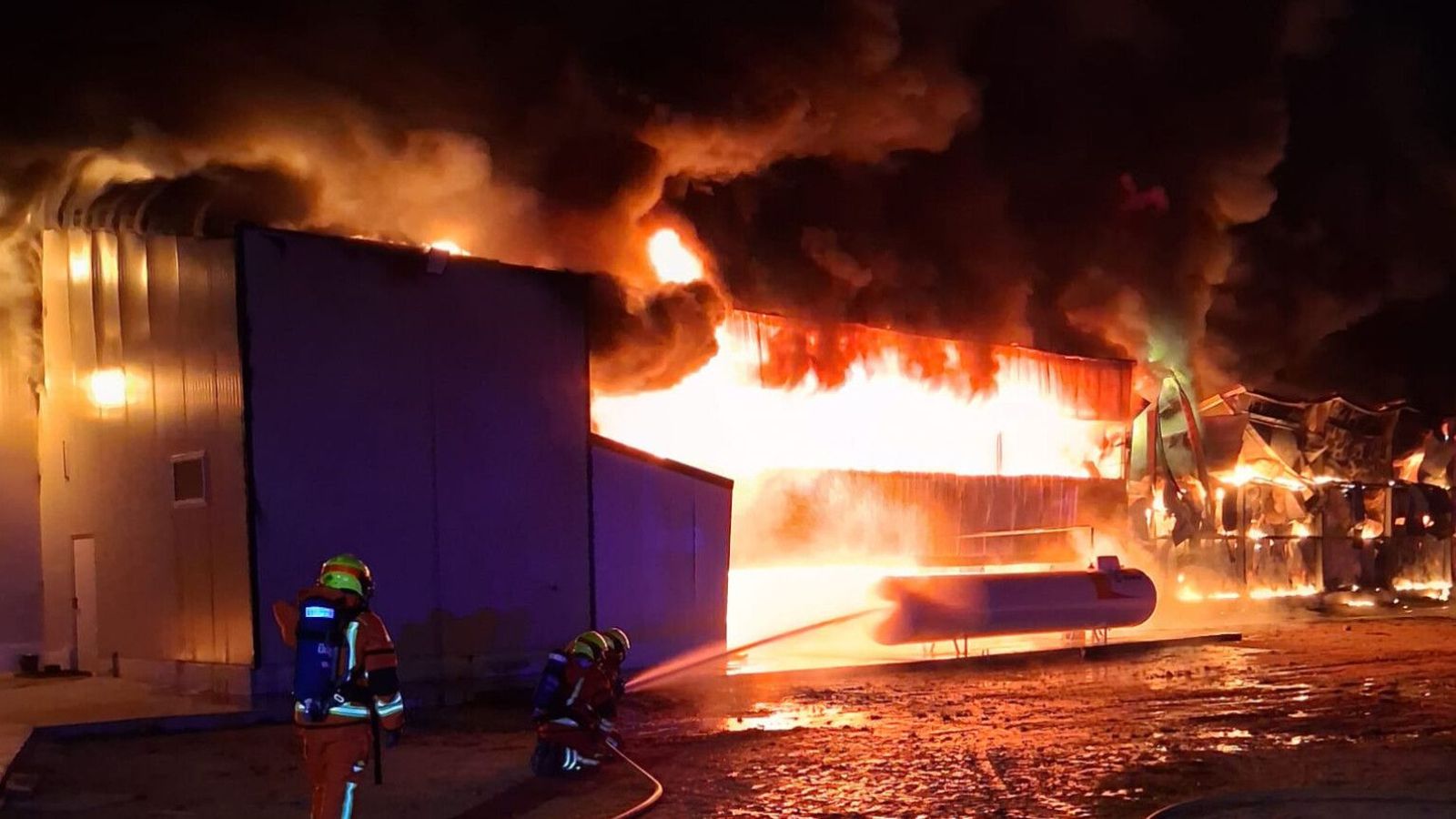 La virulència de les flames ha obligat a intervindre a diversos equips de bombers dels parcs de Requena i Paterna