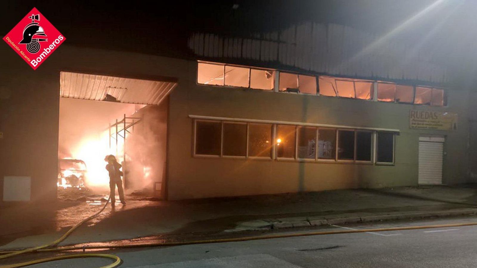 Els bombers treballen en l'extinció de les flames