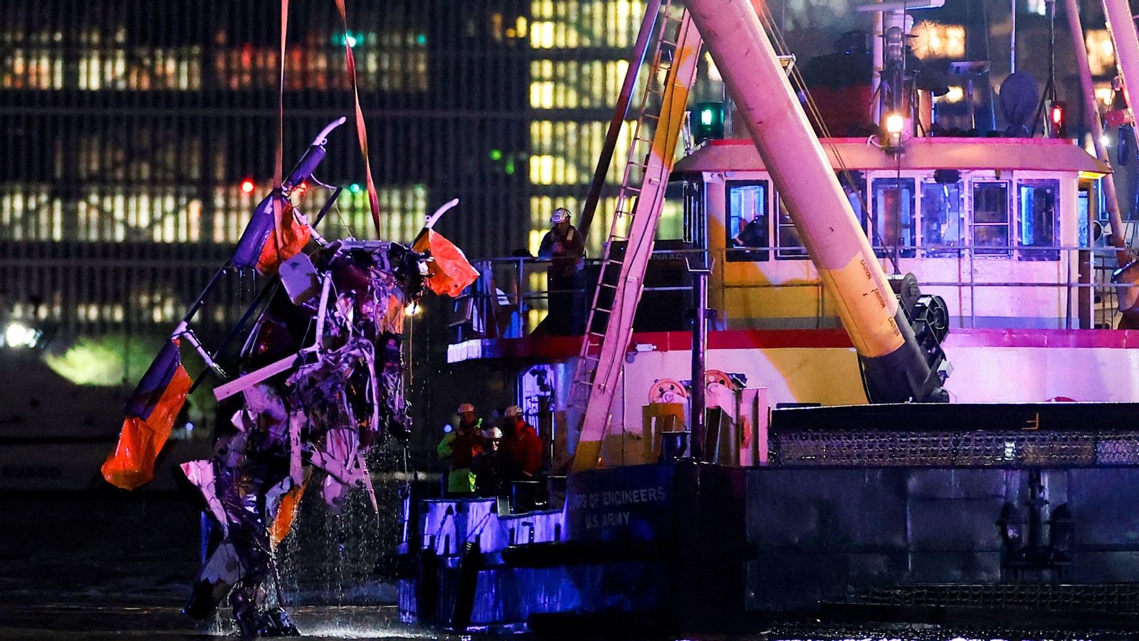 Una embarcació recupera les restes de l'aparell