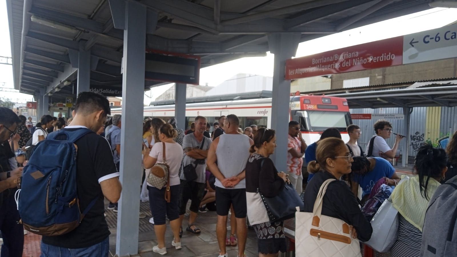 Desenes de persones afectades a l'estació de Borriana - les Alqueries