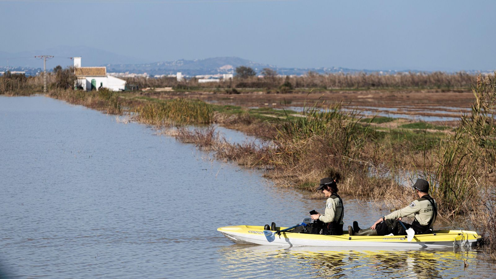 Els efectius de rescat pentinen l'Albufera i diversos barrancs per a tractar de localitzar els cosos de persones que continuen desaparegudes Els efectius de rescat pentinen l'Albufera i diversos barrancs per a tractar de localitzar els cosos de persones que continuen desaparegudes
