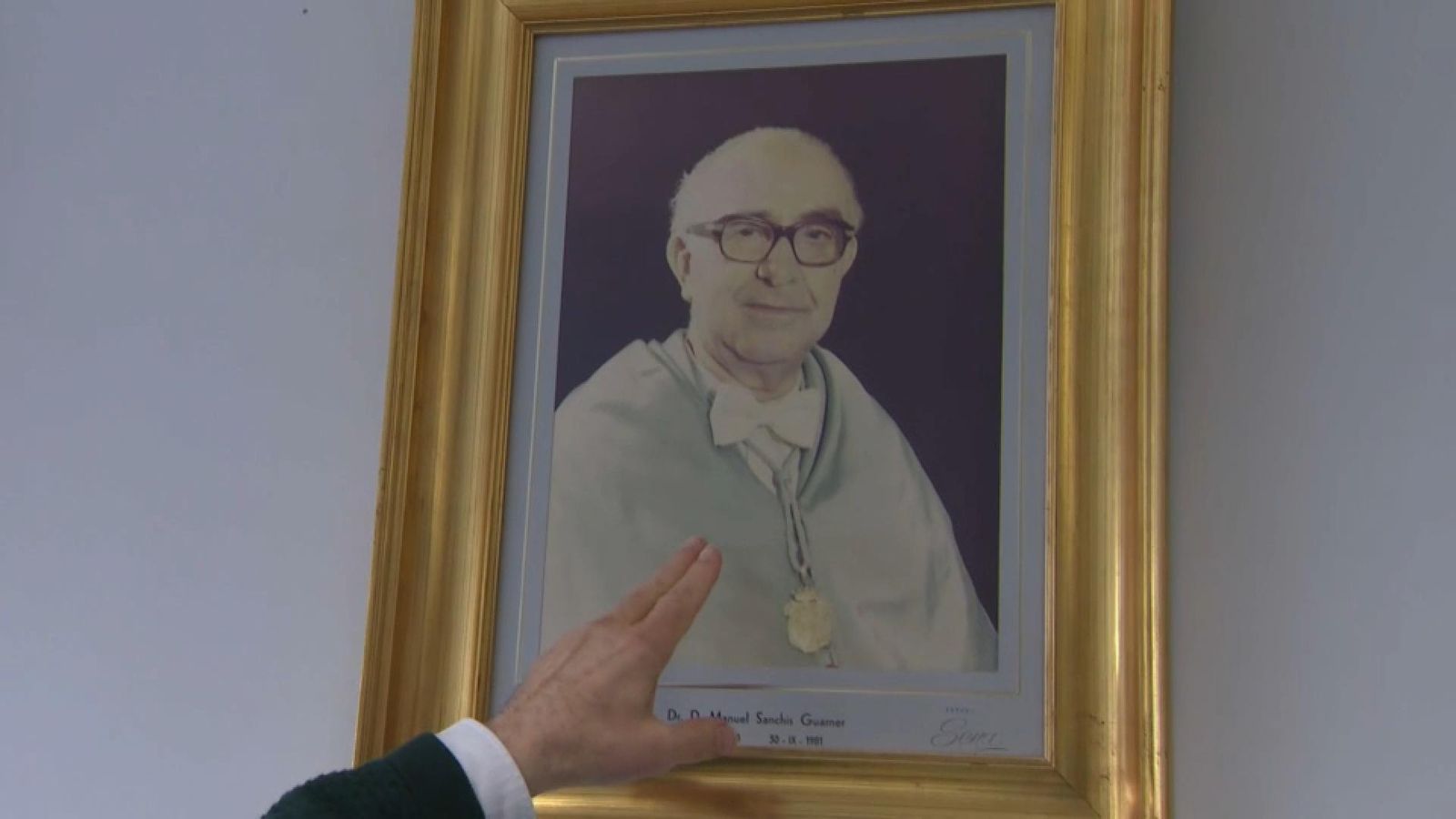 Un dels quadres que recorda la implicació universitària de Sanchis Guarner